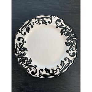 222 Fifth Set of 4 dinner plates in the elegant Damask pattern Black, White